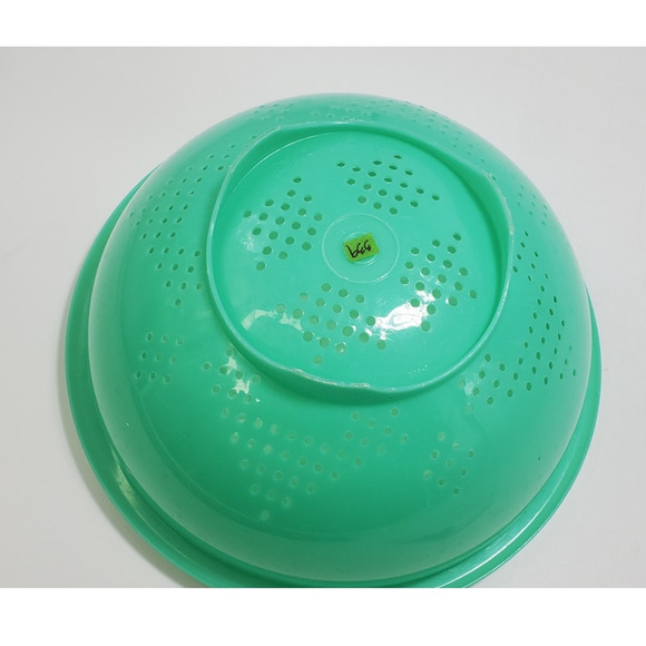Vintage Tupperware #339 2 Qt Colander Jadeite Green w/Strainer (No Lid) - Picture 3 of 4